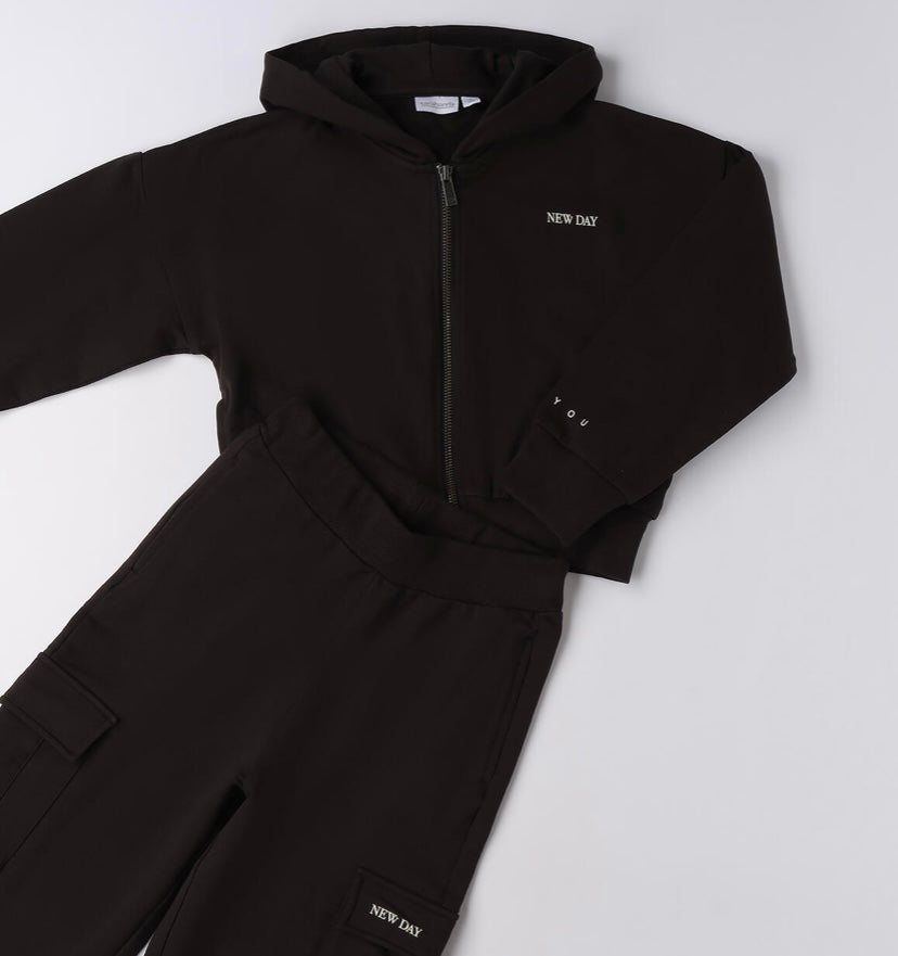 Tuta ragazza nel colore nero con cappuccio e pantalone gargo