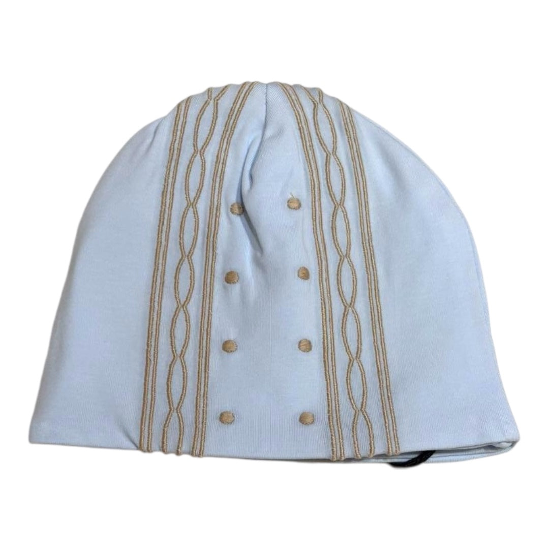 Cappello celeste con ricamo in contrasto