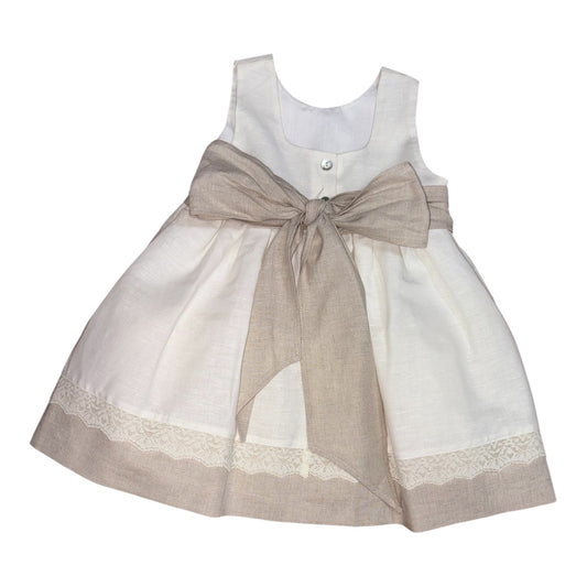 Abito in lino nel colore panna con cintura tortora.