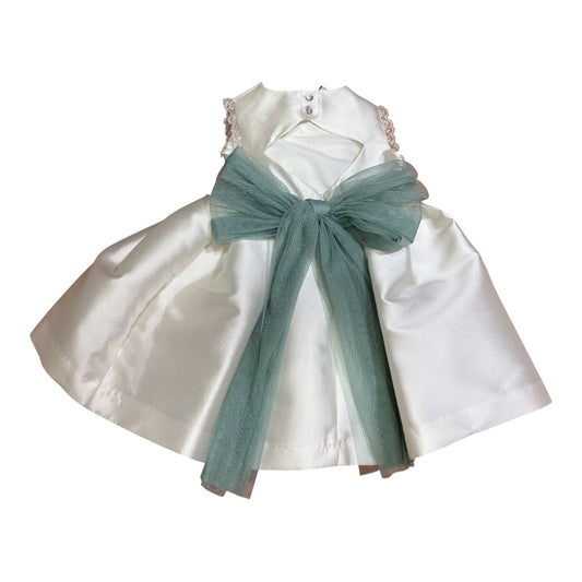 Abito in cotone di colore bianco, con cintura di colore verde acqua.