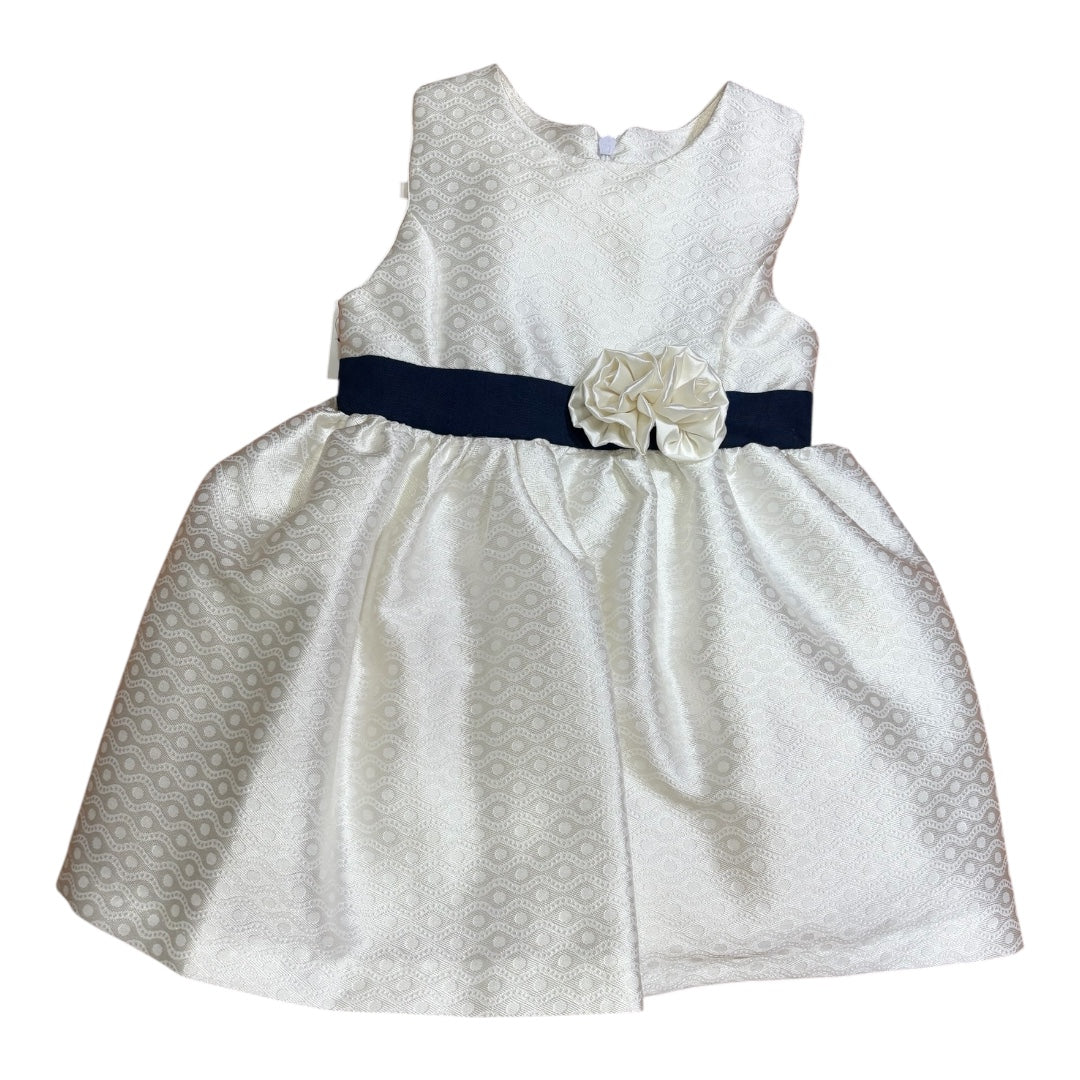 Abito in misto cotone di colore bianco e cintura blu .