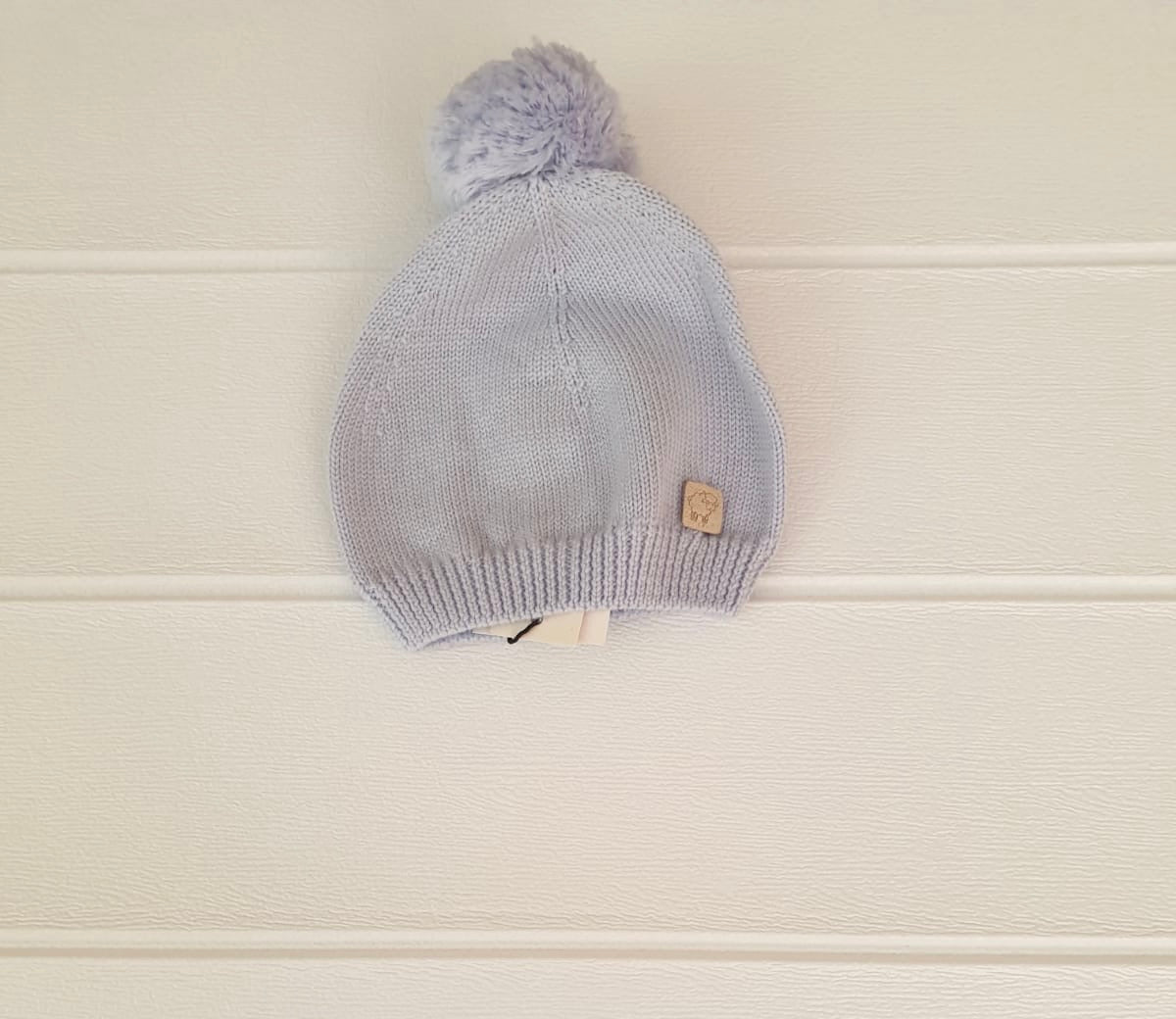 Cappellino pom pom in pura lana Merino nel colore celeste