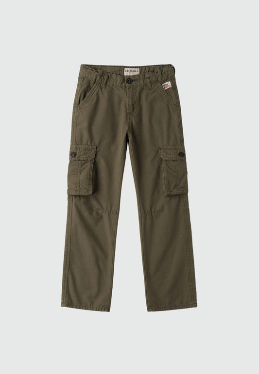 Pantaloni cargo nel colore verde militare, vita media. Tasche laterali.