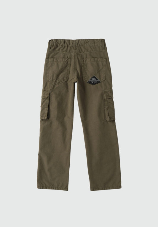 Pantaloni cargo nel colore verde militare, vita media. Tasche laterali.