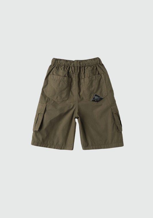 Bermuda cargo verde militare, vita media. Tasche laterali.