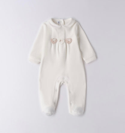 Tutina ciniglia con applicazione cuori nel colore panna