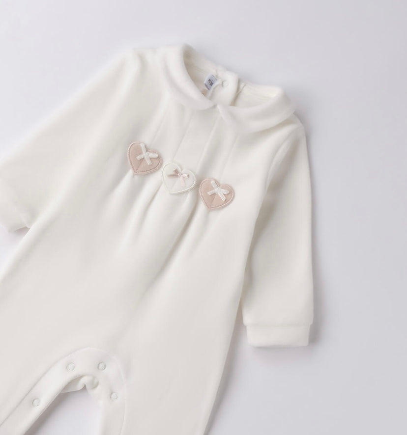 Tutina ciniglia con applicazione cuori nel colore panna