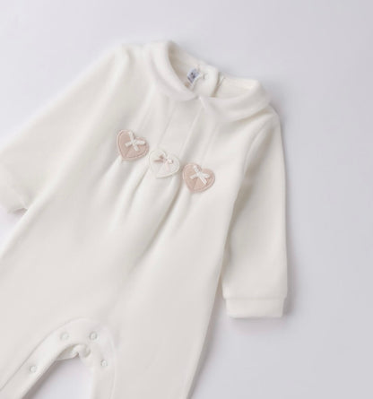 Tutina ciniglia con applicazione cuori nel colore panna