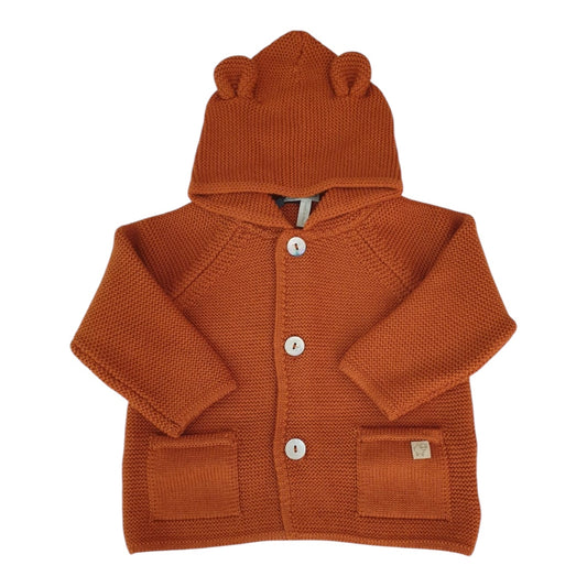 Cappottino con orecchie nel colore zucca, realizzato in pura lana Merino.