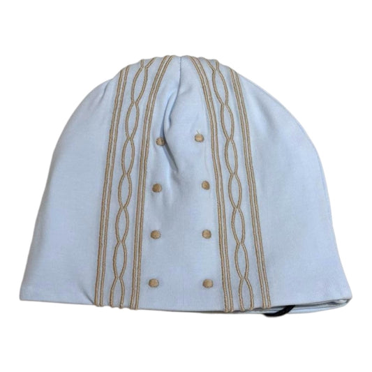 Cappello celeste con ricamo in contrasto.