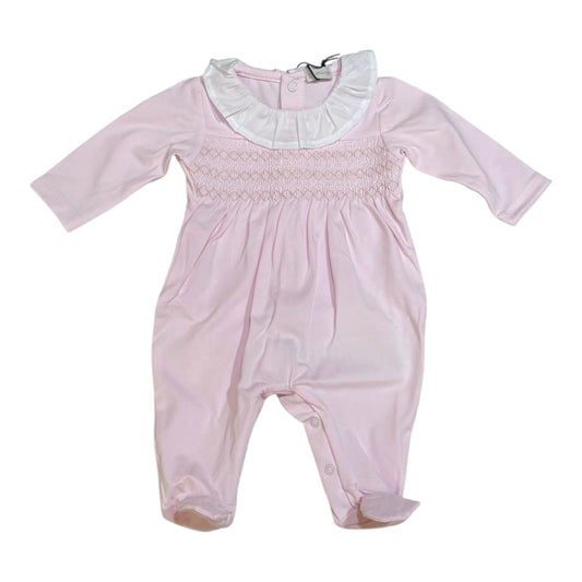 Tutina con colletto, di colore rosa e ricamo in contrasto.