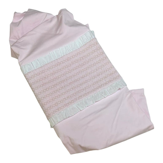 Coperta rosa con ricamo.