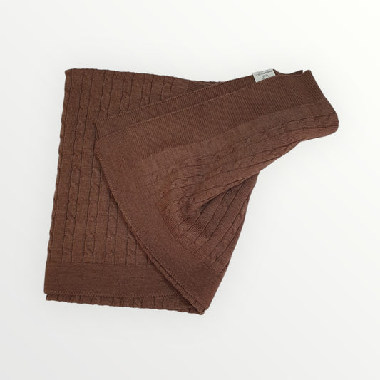 Coperta in lana merino marrone con lavorazione a trecce.