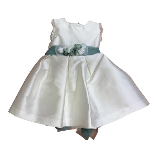 Abito in cotone di colore bianco, con cintura di colore verde acqua.