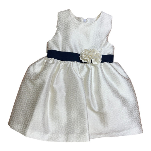 Abito in misto cotone di colore bianco e cintura blu .