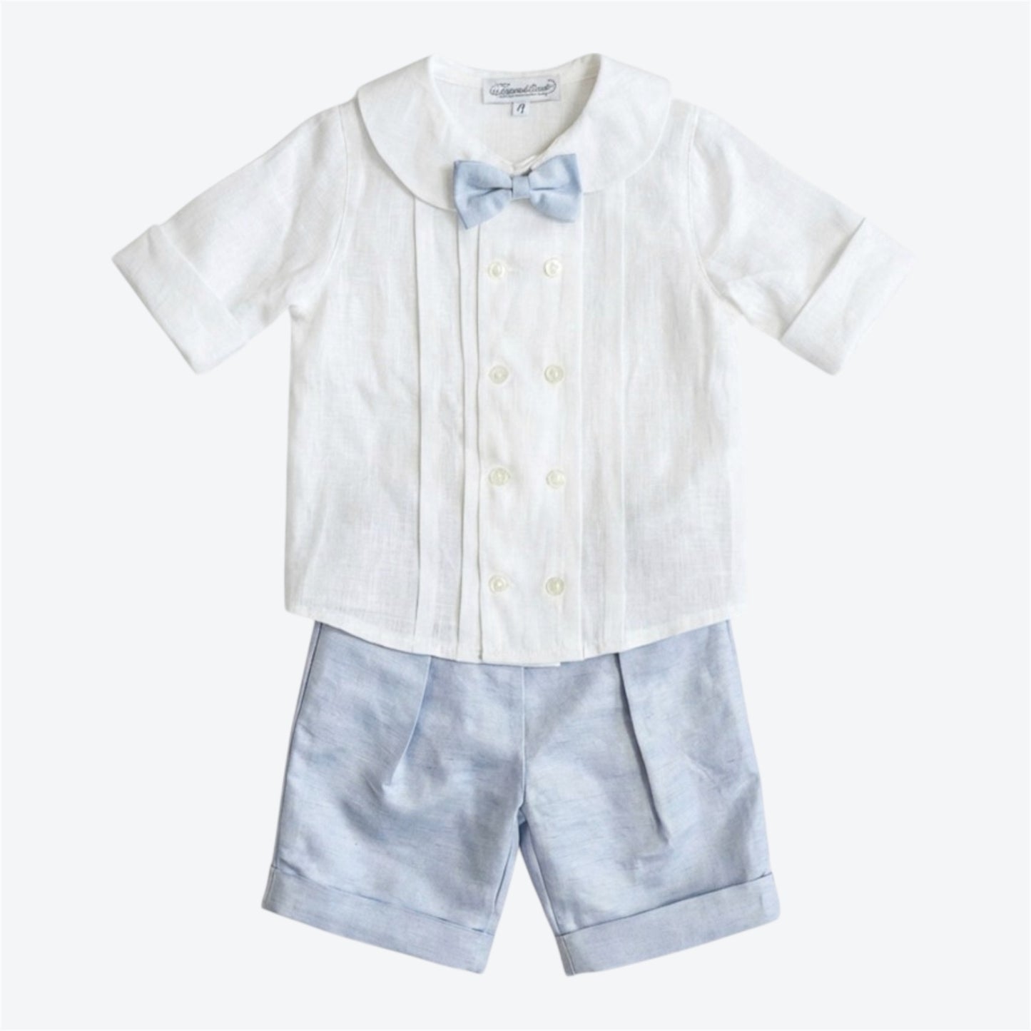 Completo da cerimonia bimbo minimalista con camicia doppiopetto bianca e pantaloncini azzurri