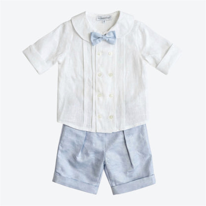 Completo da cerimonia bimbo minimalista con camicia doppiopetto bianca e pantaloncini azzurri