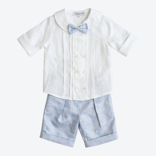 Completo da cerimonia bimbo minimalista con camicia doppiopetto bianca e pantaloncini azzurri