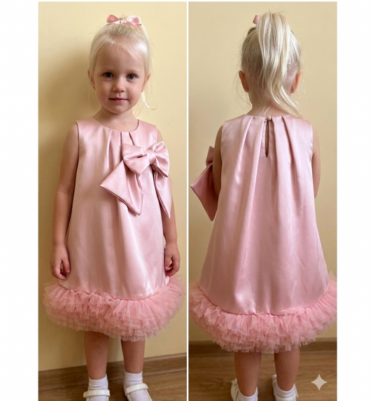 Abito cerimonia da bambina in raso rosa con fiocco e orlo in tulle